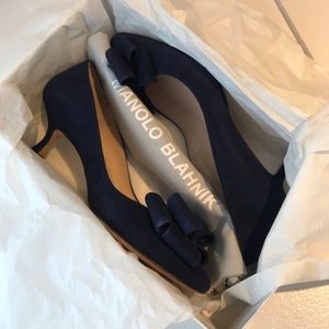 Manolo Blahnik Navy Suede Kitten Heels size 7